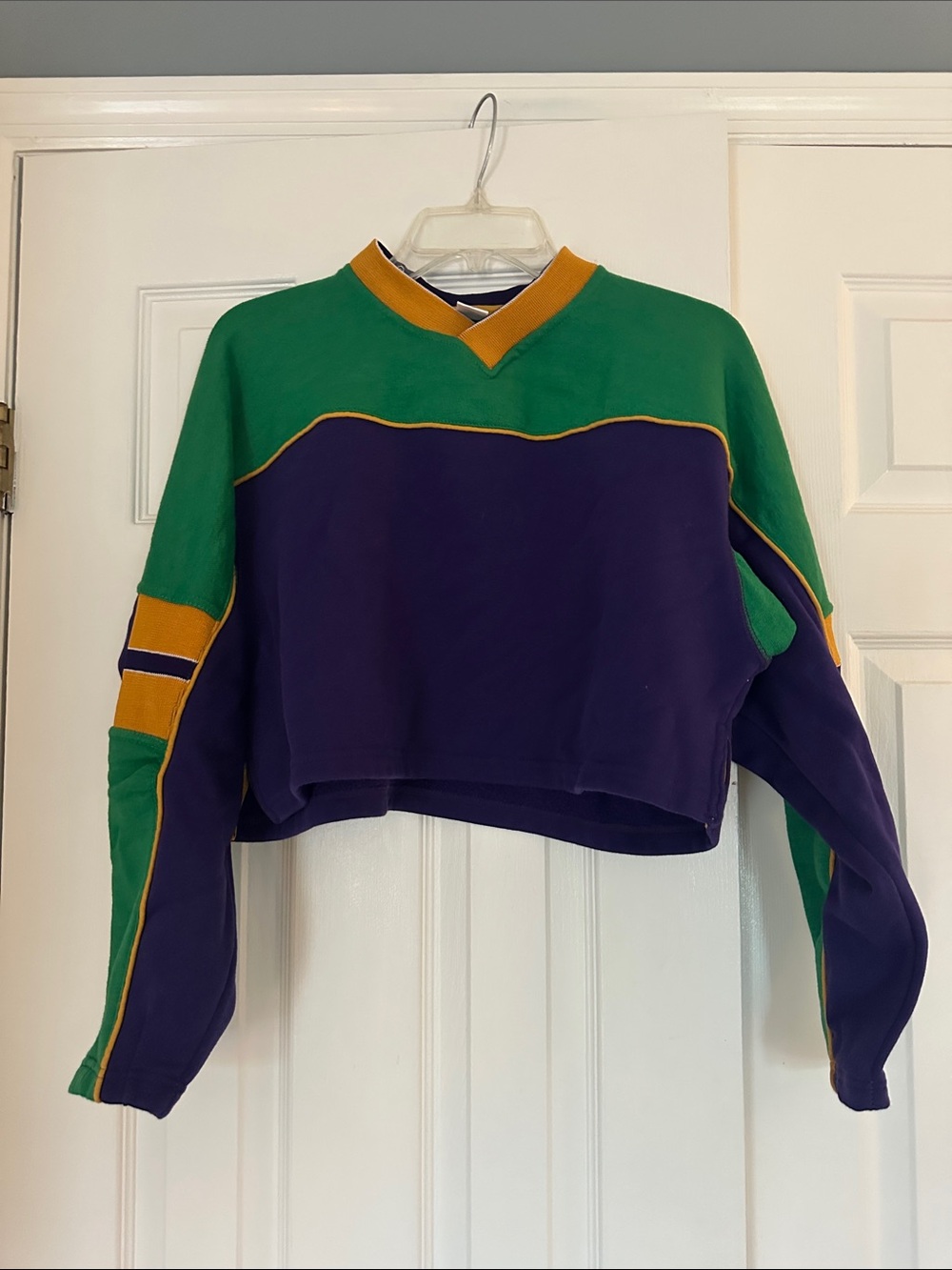 Cropped Colorblock V-Neck Sweatshirt New Orleans colors